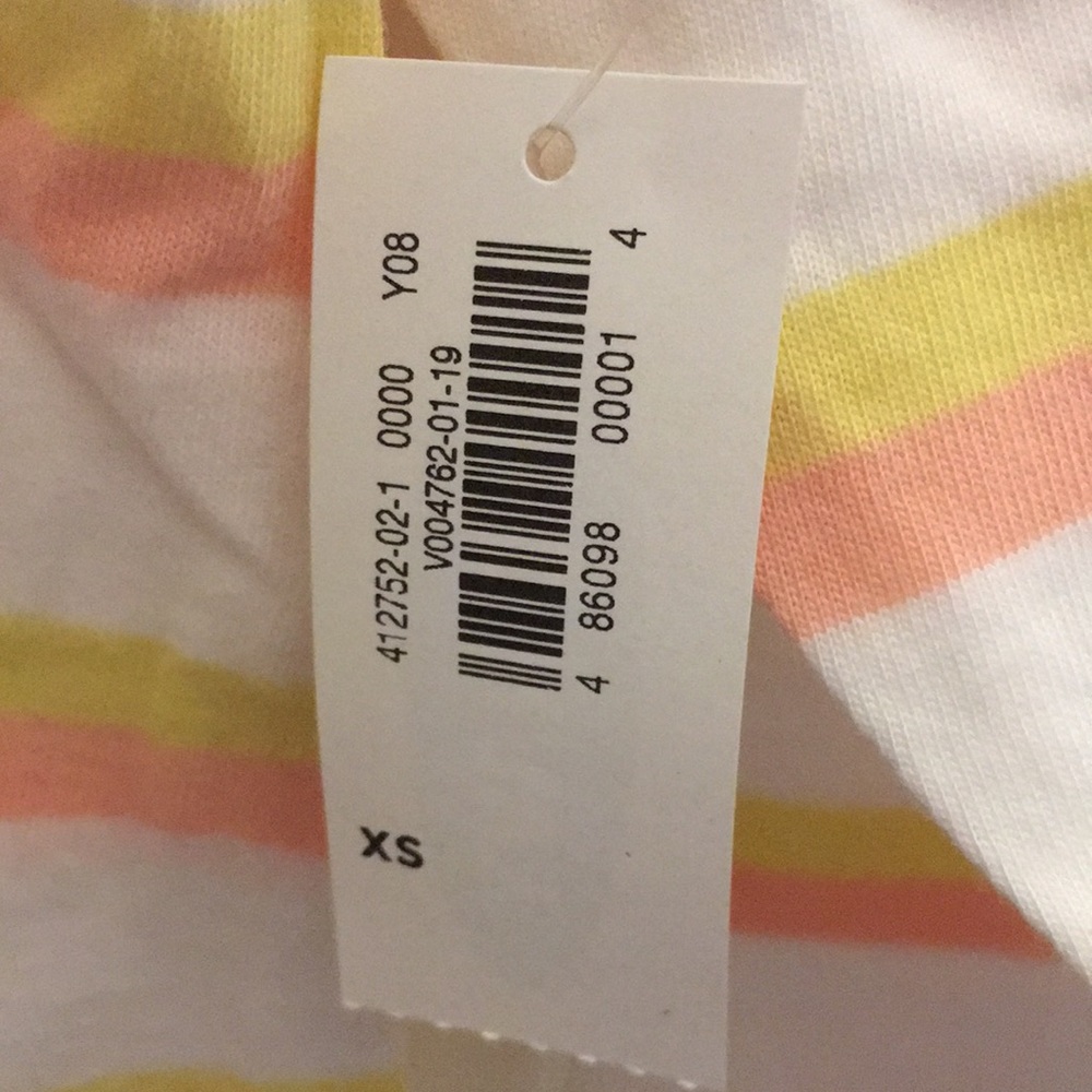 Women’s Old Navy T-shirt - Picture 4 of 4